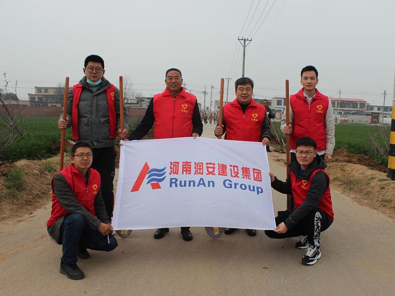 2022年，潤(rùn)安集團(tuán)深入寶蓮寺鎮(zhèn)二十里鋪村，助力人居環(huán)境整治。